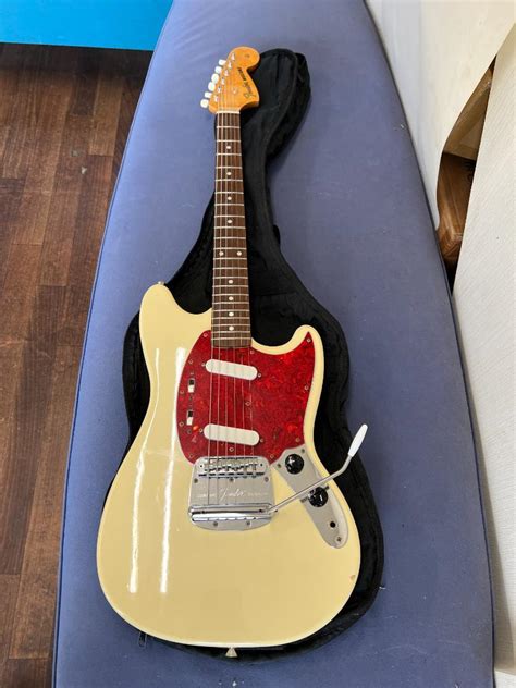 fender mustang 2011.